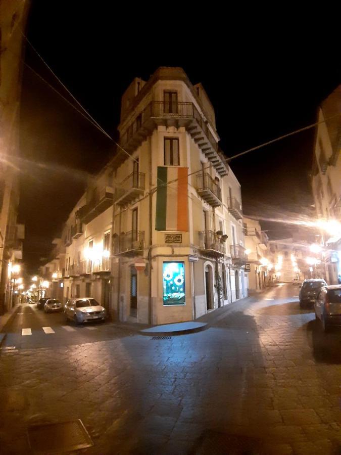 Mirabella Imbaccari B&B L'Angolo Sulla Piazza المظهر الخارجي الصورة